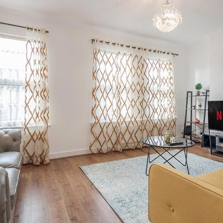 Entire Lovely Family Home With Parking, Wifi, Netflix, Self Check-In Лондон Экстерьер фото