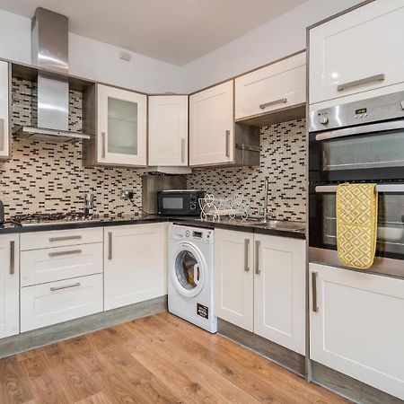 Entire Lovely Family Home With Parking, Wifi, Netflix, Self Check-In Лондон Экстерьер фото